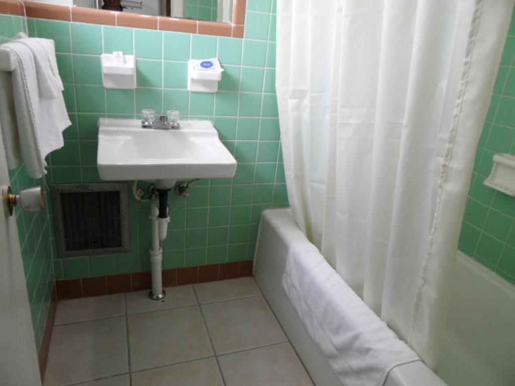 Skyland Motel Cornelia Room photo